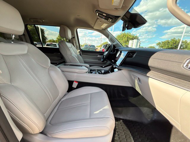 Used 2024 Jeep Wagoneer L Series II w/ Flexible Seating Group RWD image 10