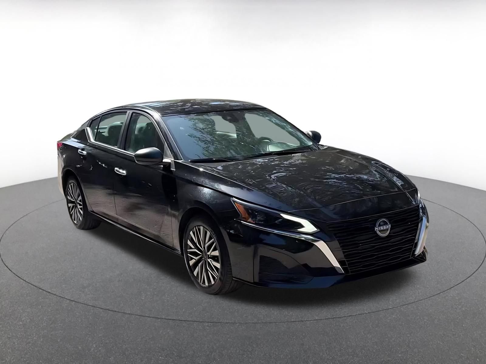 Used 2025 Nissan Altima 2.5 SV FWD image 3