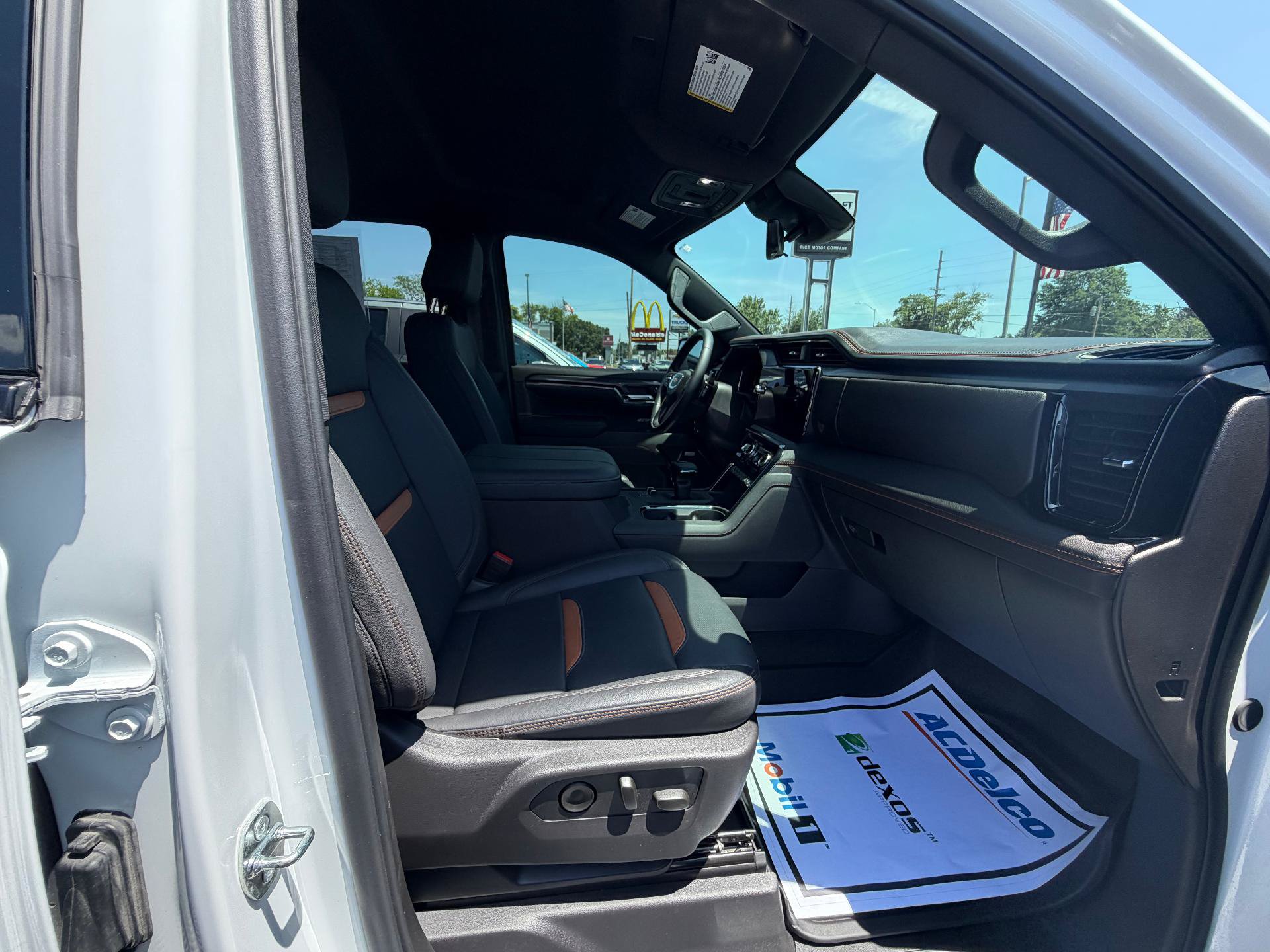 Used 2024 GMC Sierra 1500 AT4 w/ Technology Package AWD/4WD image 10