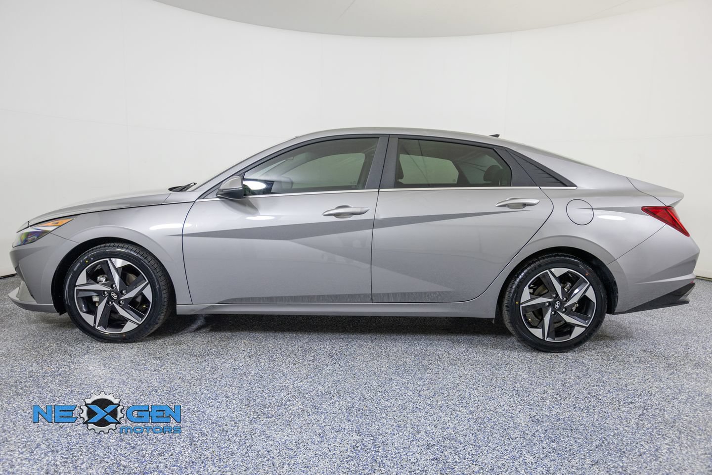 Used 2021 Hyundai Elantra SEL w/ Convenience + Premium Package FWD image 4