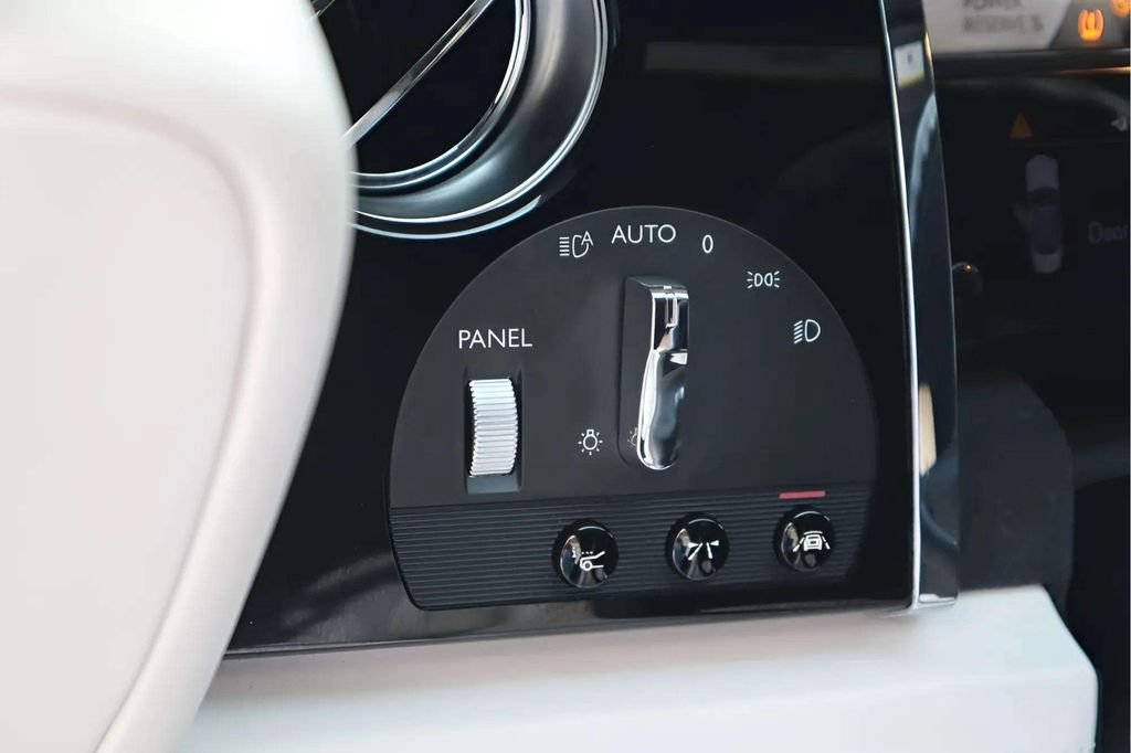 Used 2018 Rolls-Royce Dawn RWD image 7