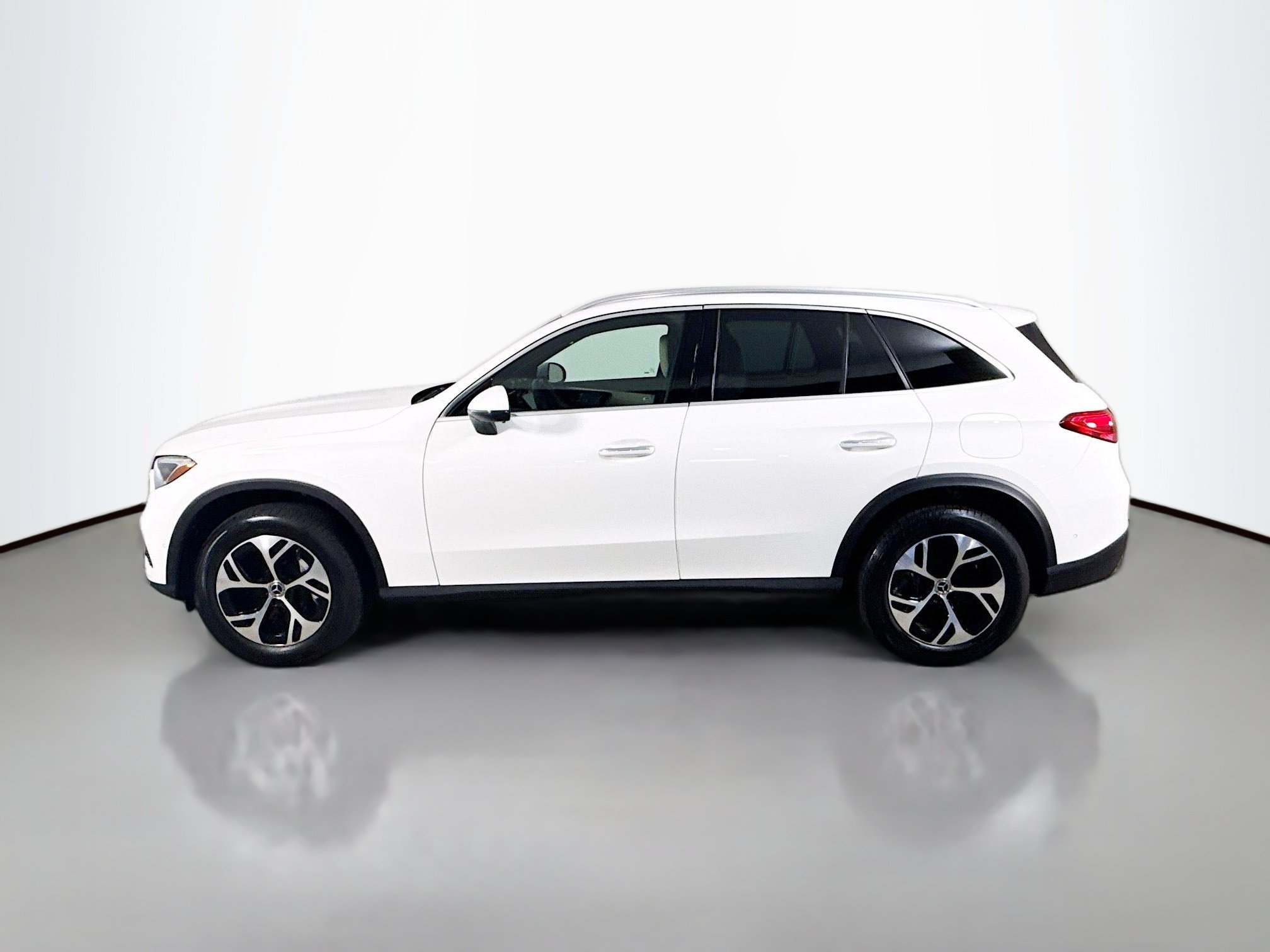 Used 2025 Mercedes-Benz GLC 350e 4MATIC image 6