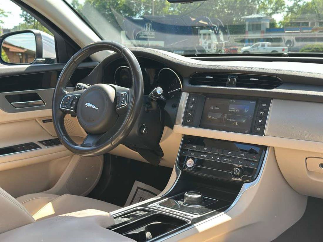 Used 2018 Jaguar XF Premium RWD image 9