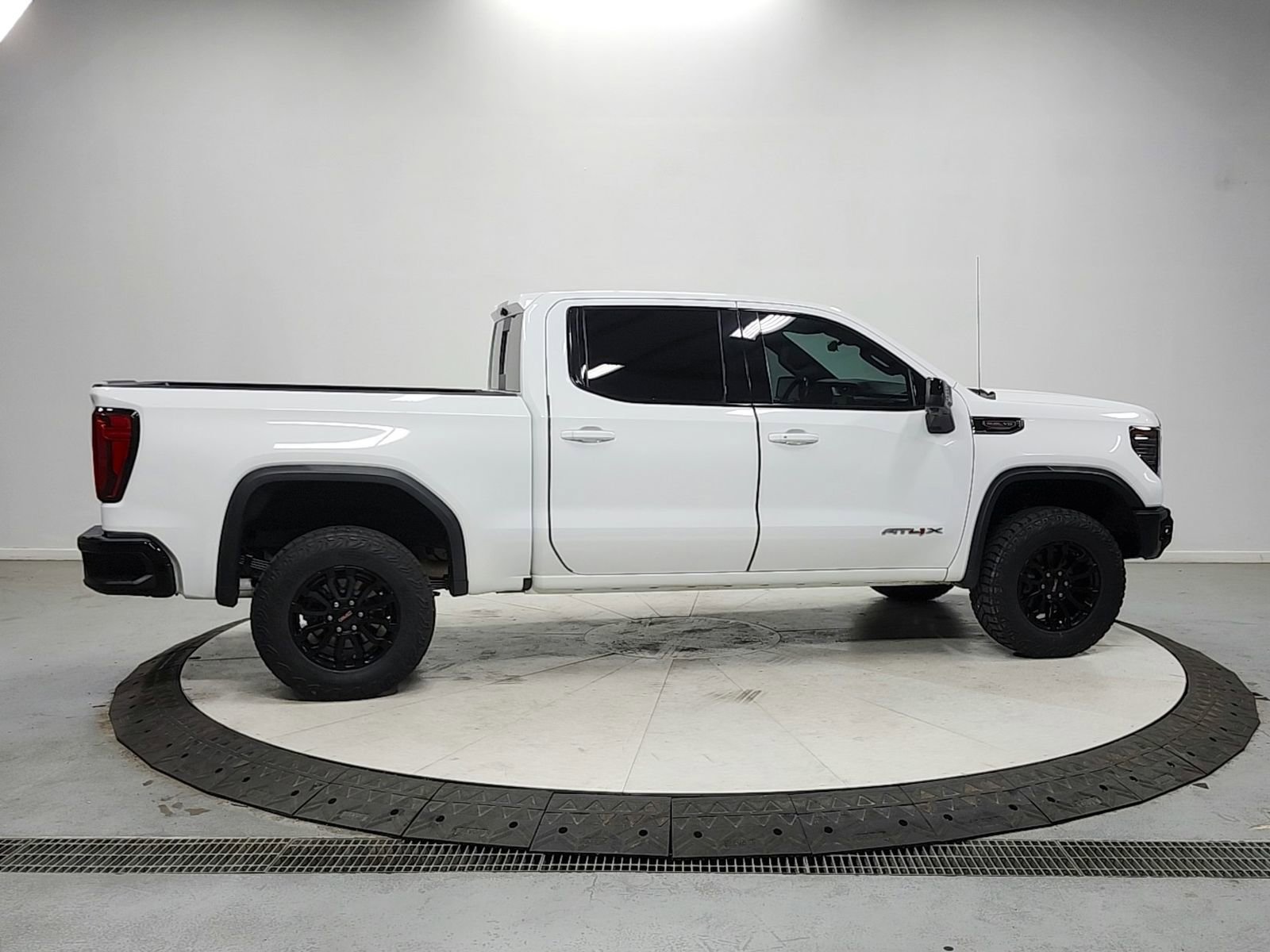 Used 2023 GMC Sierra 1500 AT4X image 8