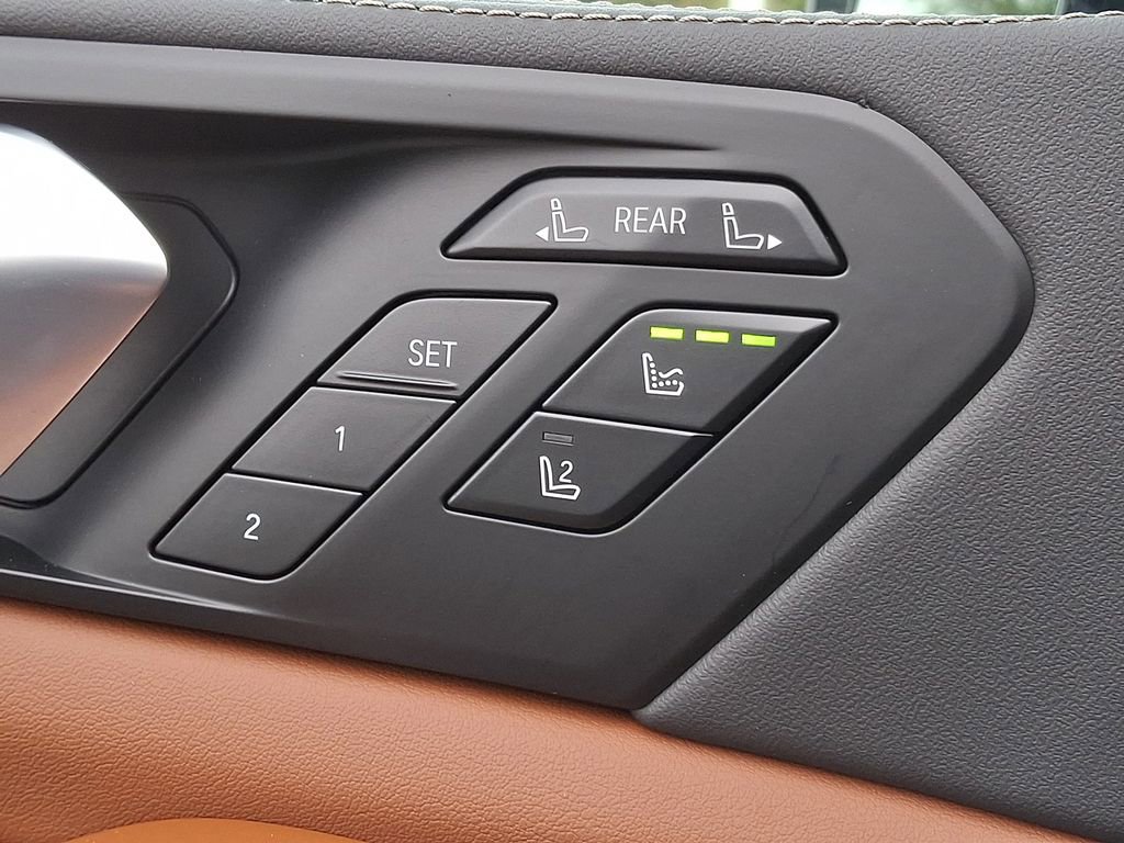 Used 2026 BMW X7 M60i w/ Executive Package image 26