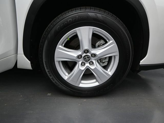 Used 2023 Toyota Highlander LE image 19