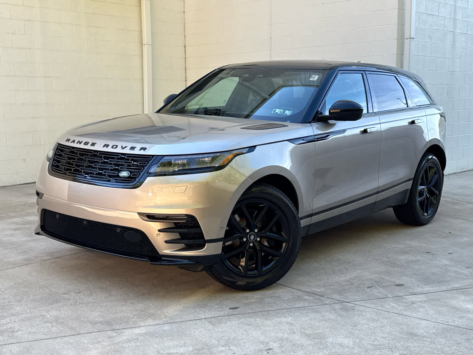 New 2026 Land Rover Range Rover Velar Dynamic SE image 1