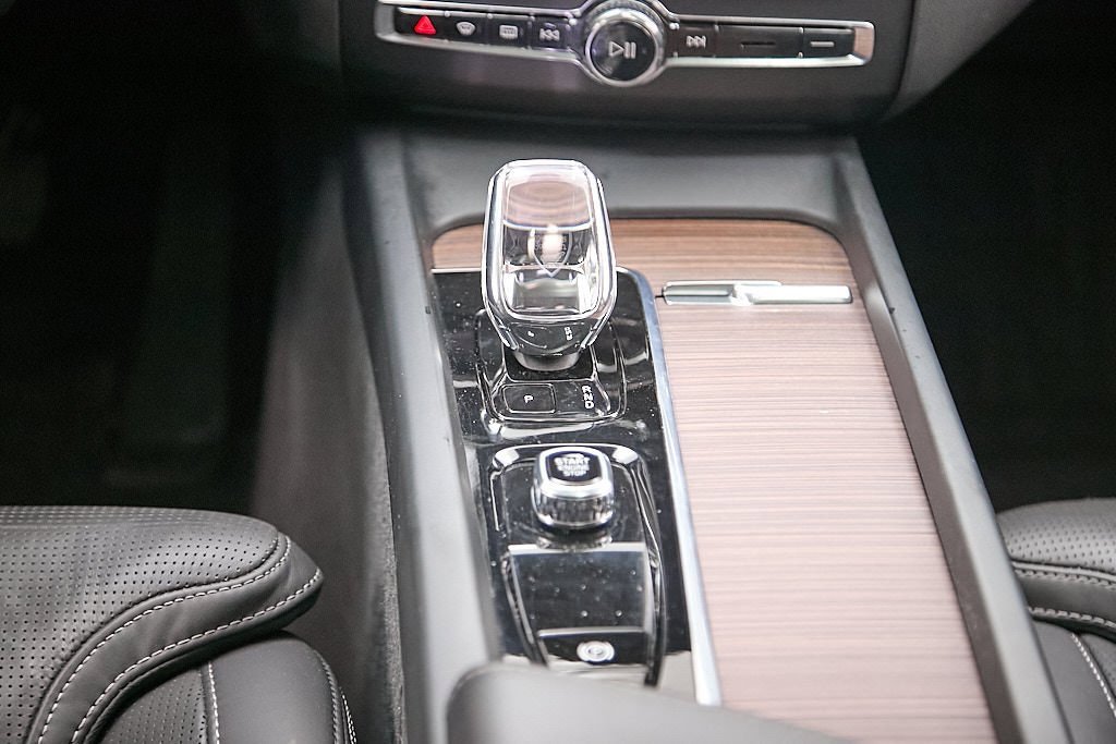 Certified 2023 Volvo XC60 B5 Ultimate w/ Climate Package image 33