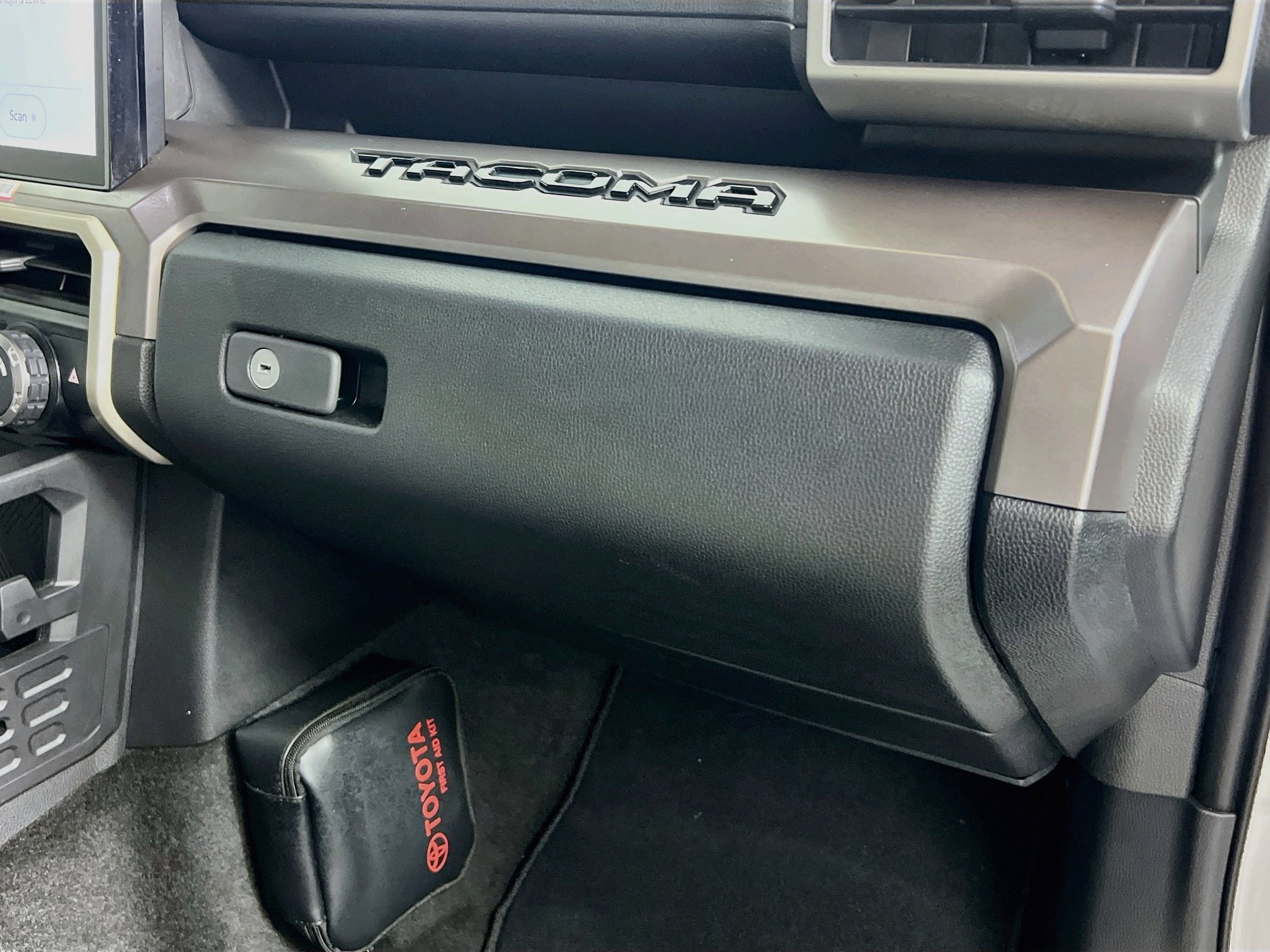 Used 2024 Toyota Tacoma TRD Sport AWD/4WD image 34