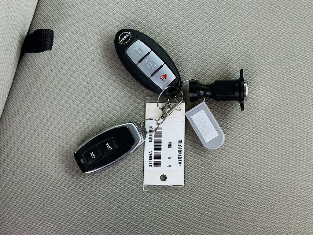 Used 2024 Nissan Titan SV AWD/4WD image 34