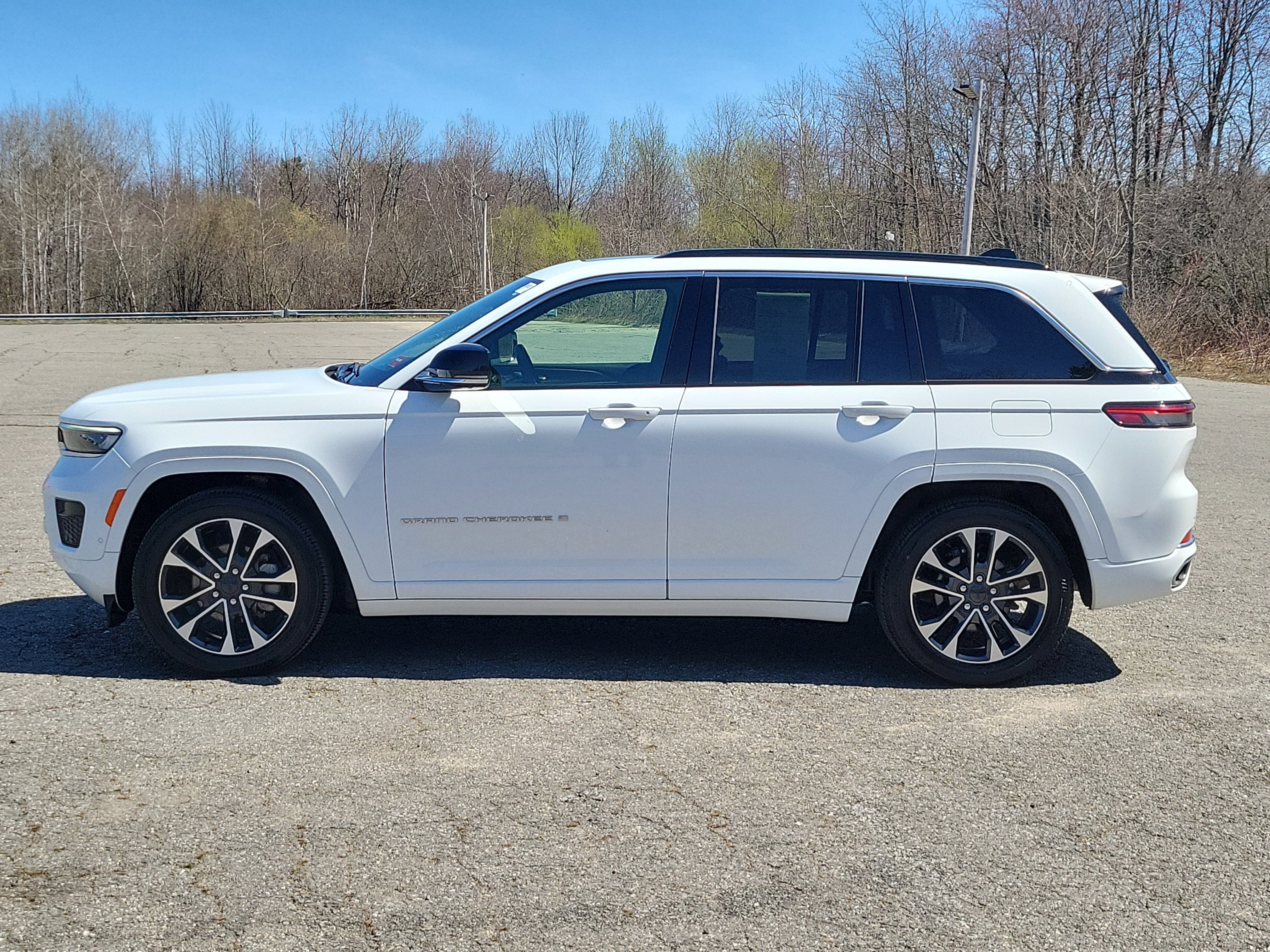 Used 2025 Jeep Grand Cherokee Overland w/ Adv Protech Group III AWD/4WD image 8