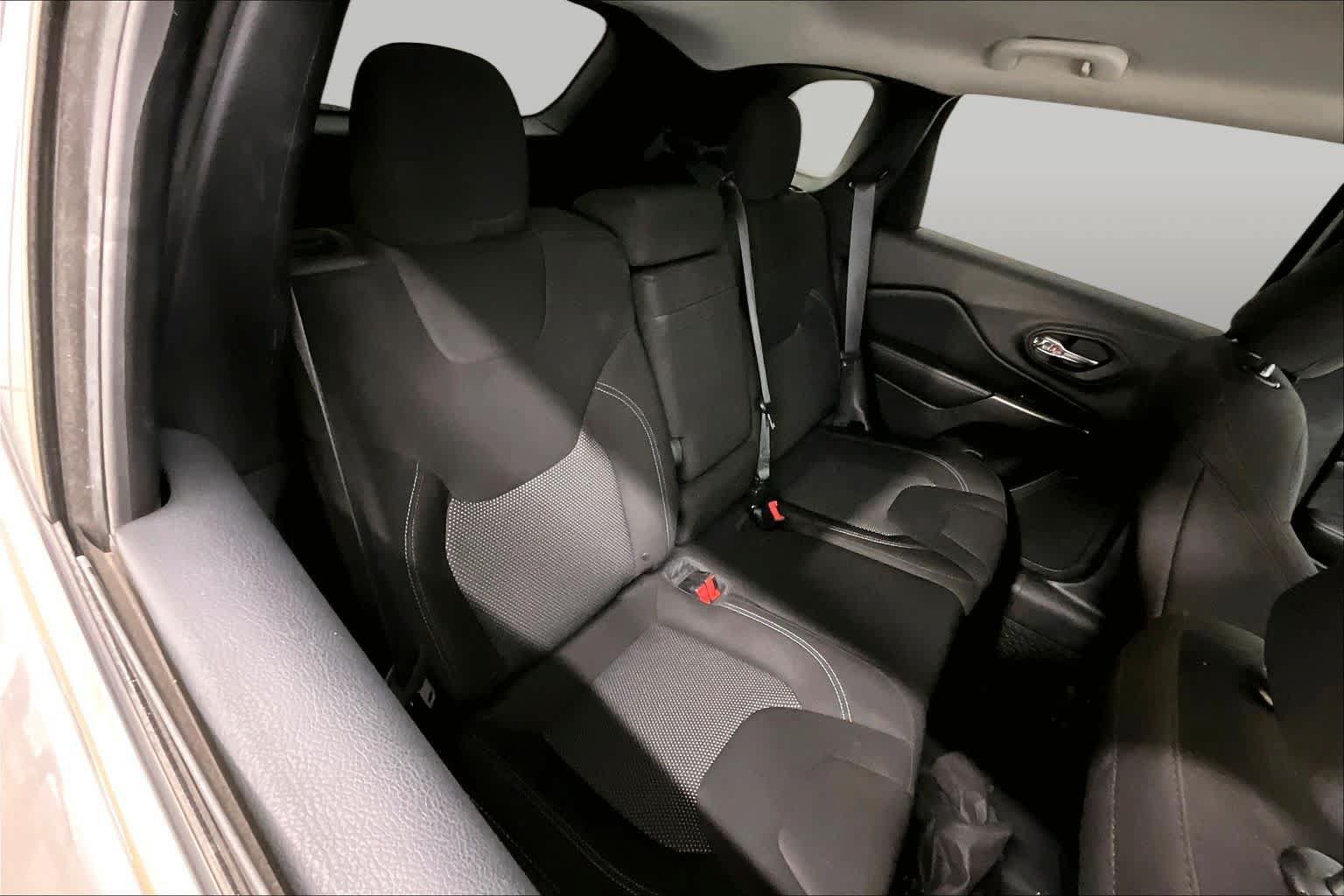 Used 2019 Jeep Cherokee Latitude w/ Cold Weather Group AWD/4WD image 19