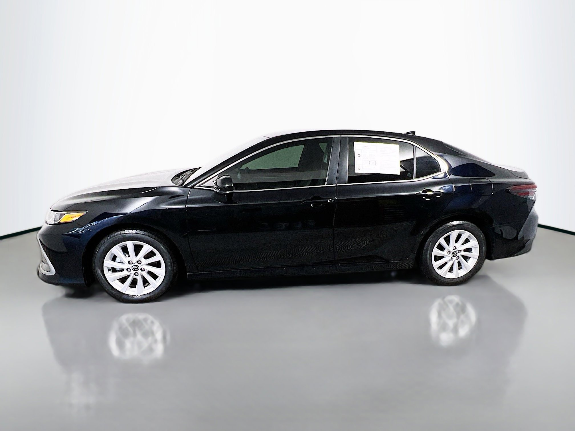 Used 2022 Toyota Camry LE FWD image 9