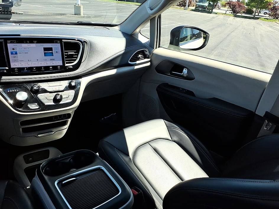 Used 2023 Chrysler Pacifica Touring-L FWD image 24