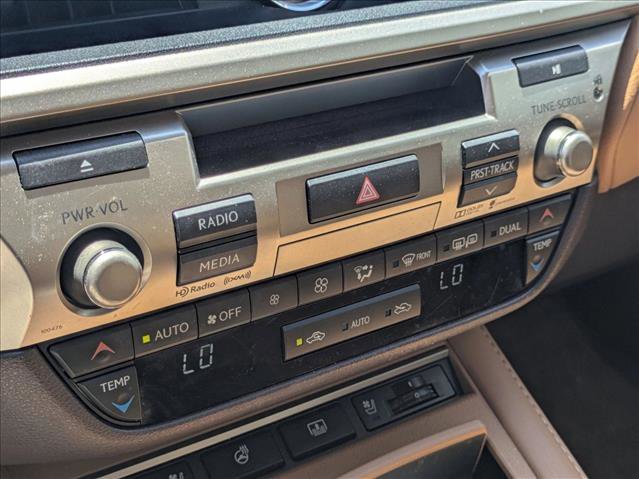 Used 2016 Lexus ES 300h w/ Luxury Package w/Wood Trim FWD image 15