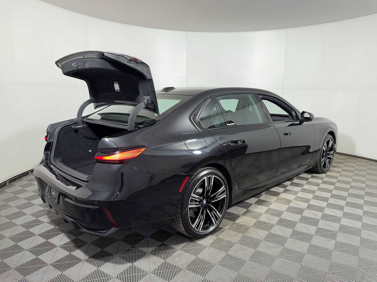 Certified 2023 BMW i7 xDrive60 w/ Executive Package 2 image 24