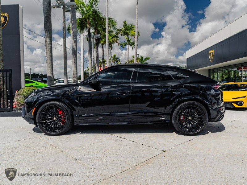 Used 2026 Lamborghini Urus SE AWD/4WD image 2
