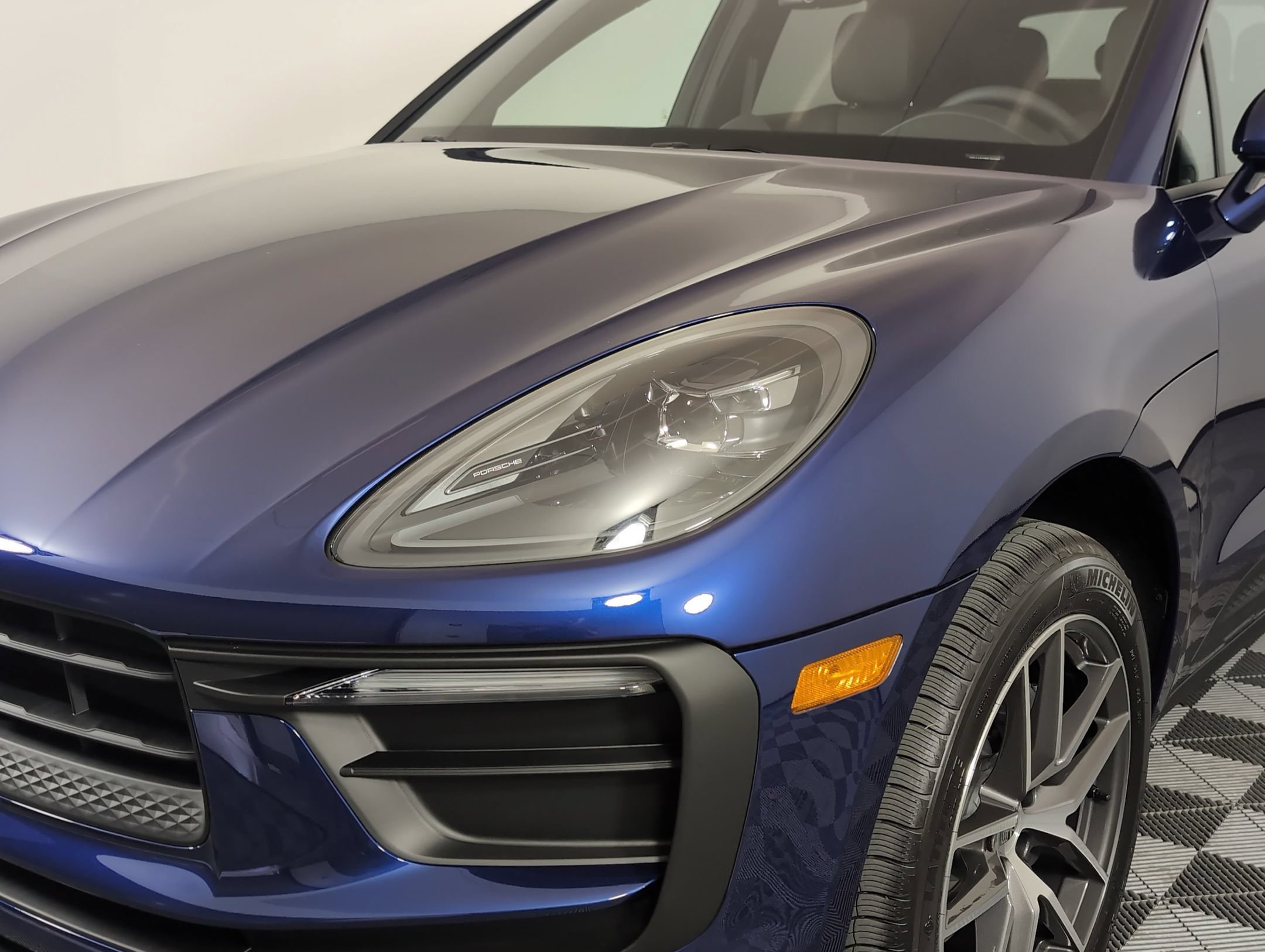 Certified 2025 Porsche Macan AWD/4WD image 13