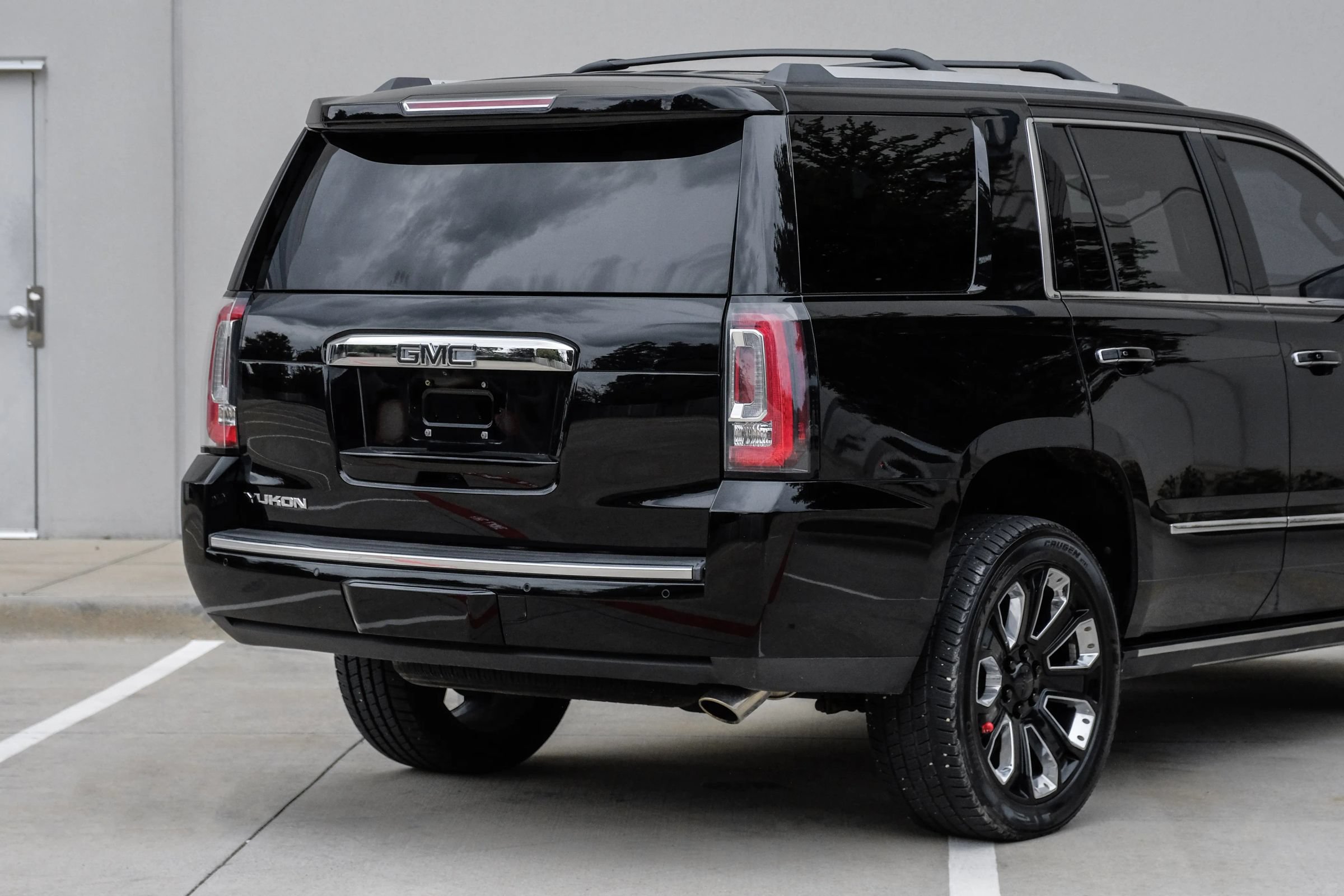 Used 2019 GMC Yukon Denali w/ Denali Ultimate Black Edition AWD/4WD image 13