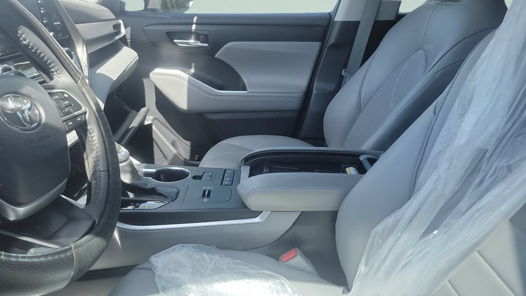 Used 2022 Toyota Highlander XLE FWD image 10