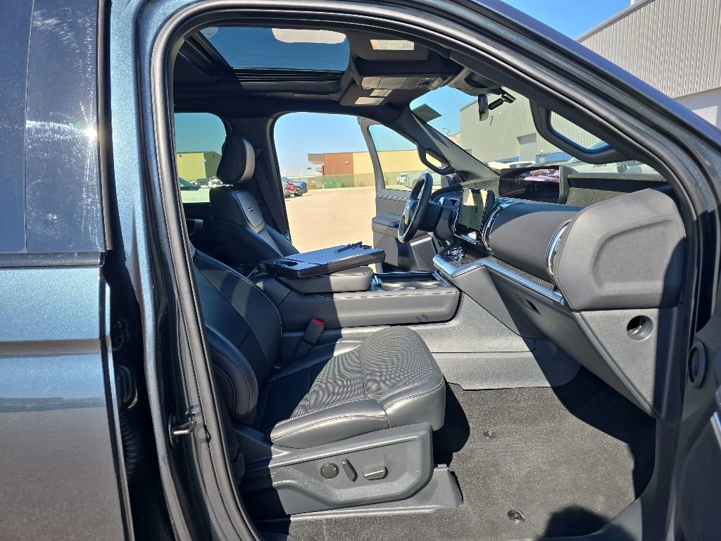 Used 2025 Ford Expedition Platinum w/ Stealth Performance Package AWD/4WD image 19