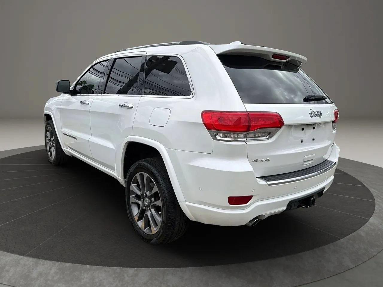 Used 2017 Jeep Grand Cherokee Overland w/ Jeep Active Safety Group AWD/4WD image 7