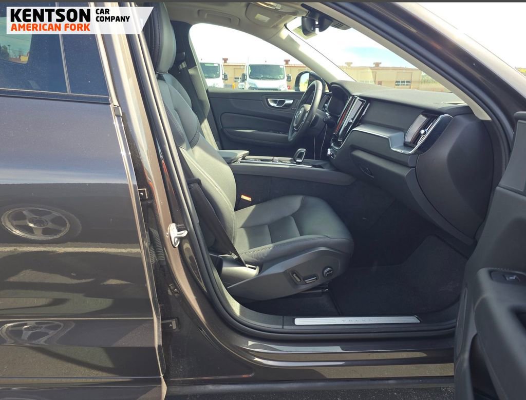 Used 2025 Volvo XC60 B5 Core image 4