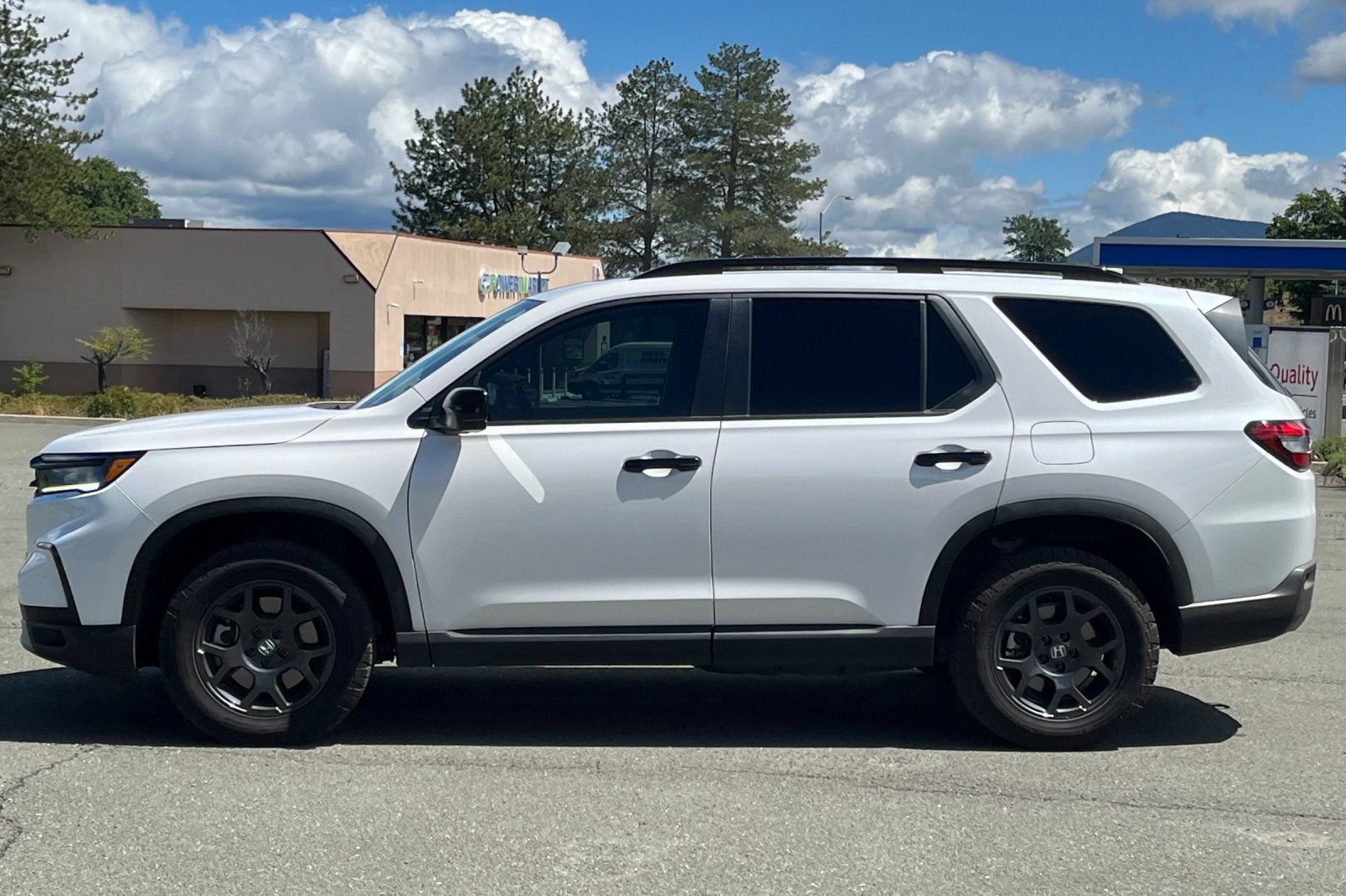Used 2025 Honda Pilot TrailSport image 14