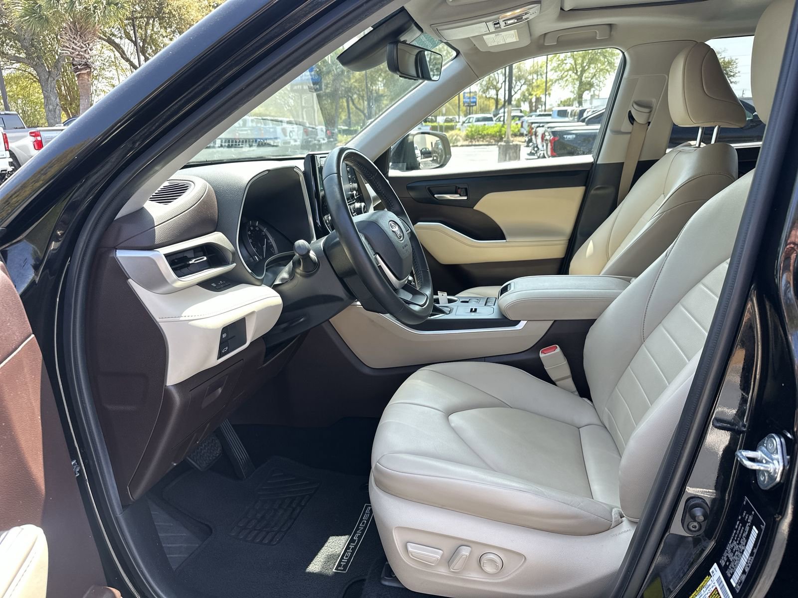Used 2022 Toyota Highlander XLE image 16