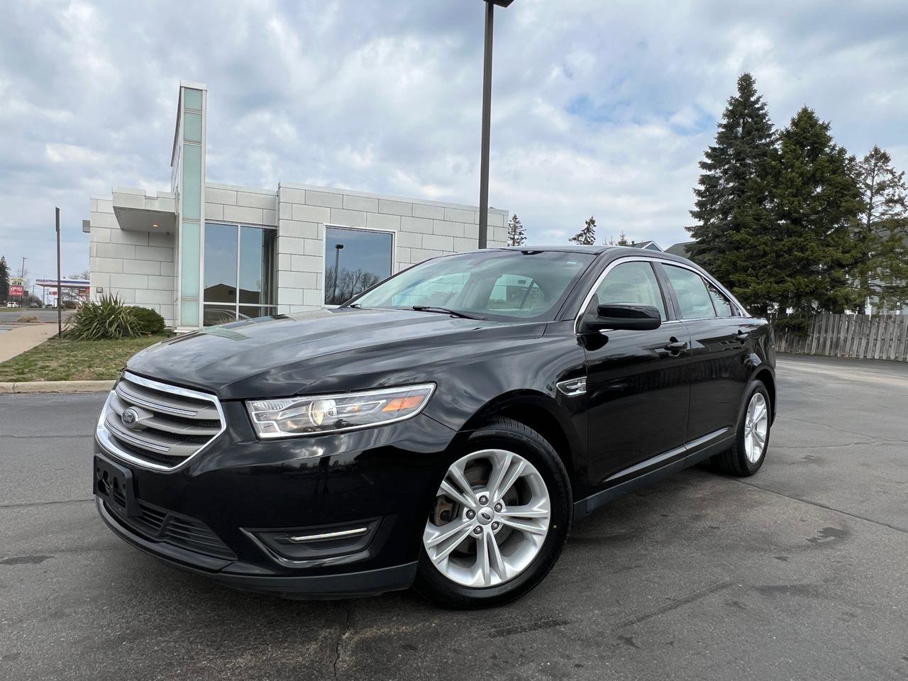Used 2017 Ford Taurus SEL FWD image 1