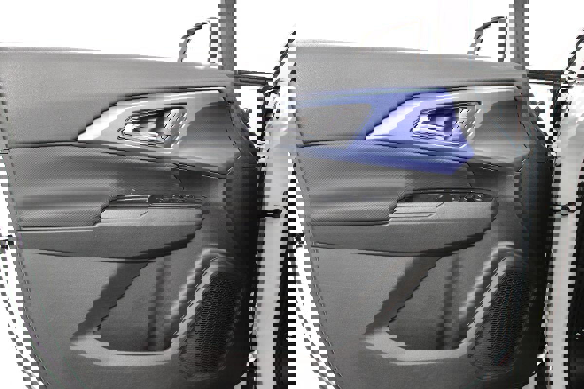 Used 2025 Chevrolet Equinox EV LT w/ Convenience Package image 6