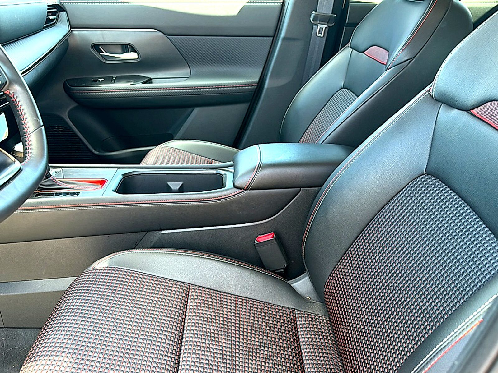 Certified 2025 Nissan Kicks SR FWD image 12