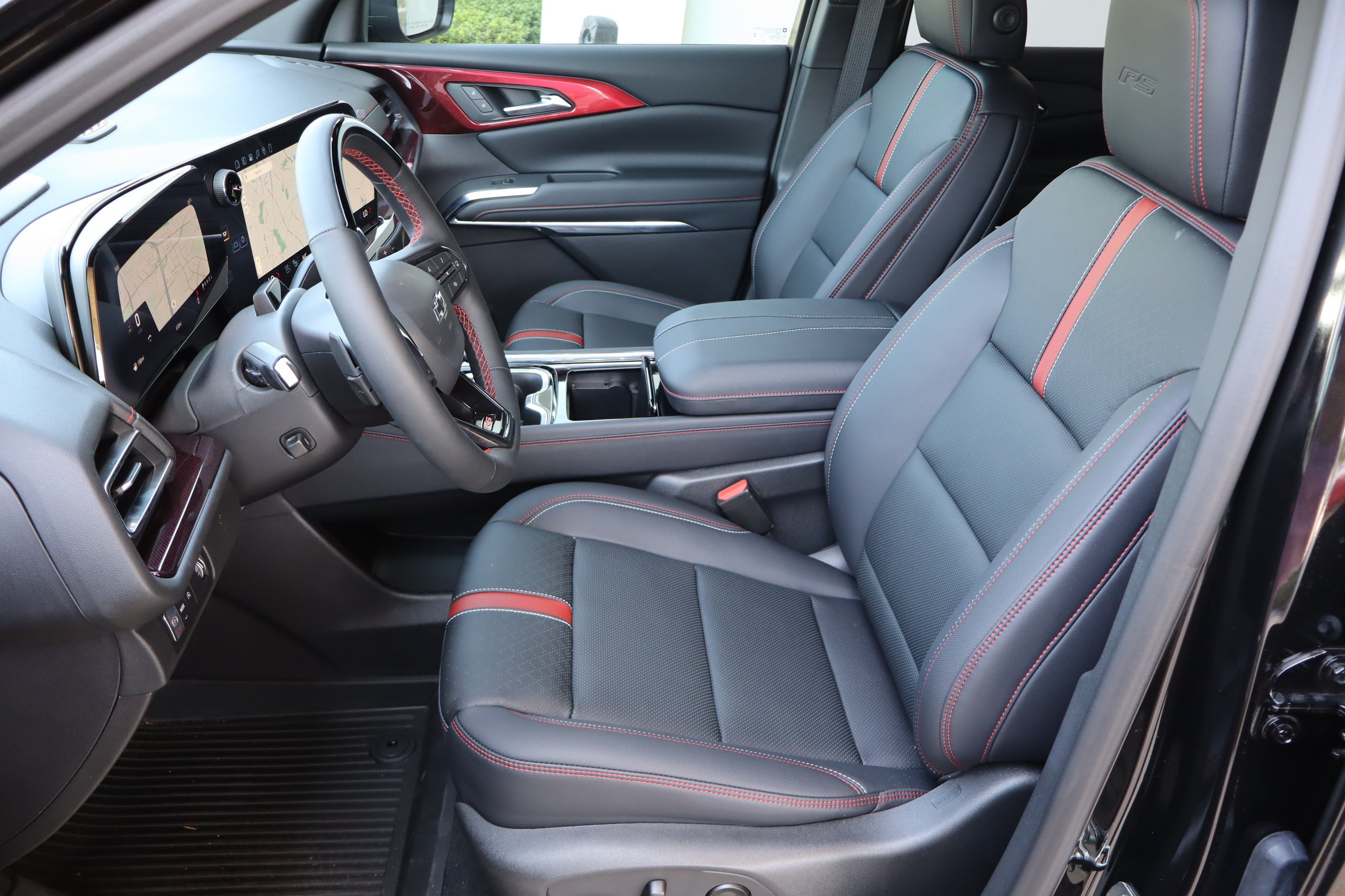 New 2026 Chevrolet Traverse RS w/ LPO, Floor Liner Package FWD image 11
