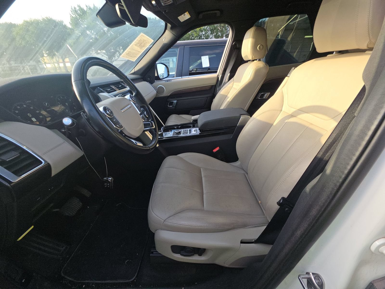 Used 2018 Land Rover Discovery HSE AWD/4WD image 8
