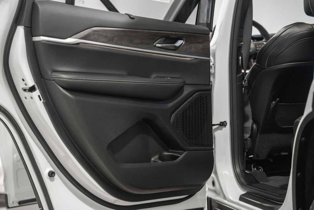 New 2025 Jeep Grand Cherokee L Limited w/ Luxury Tech Group II image 38