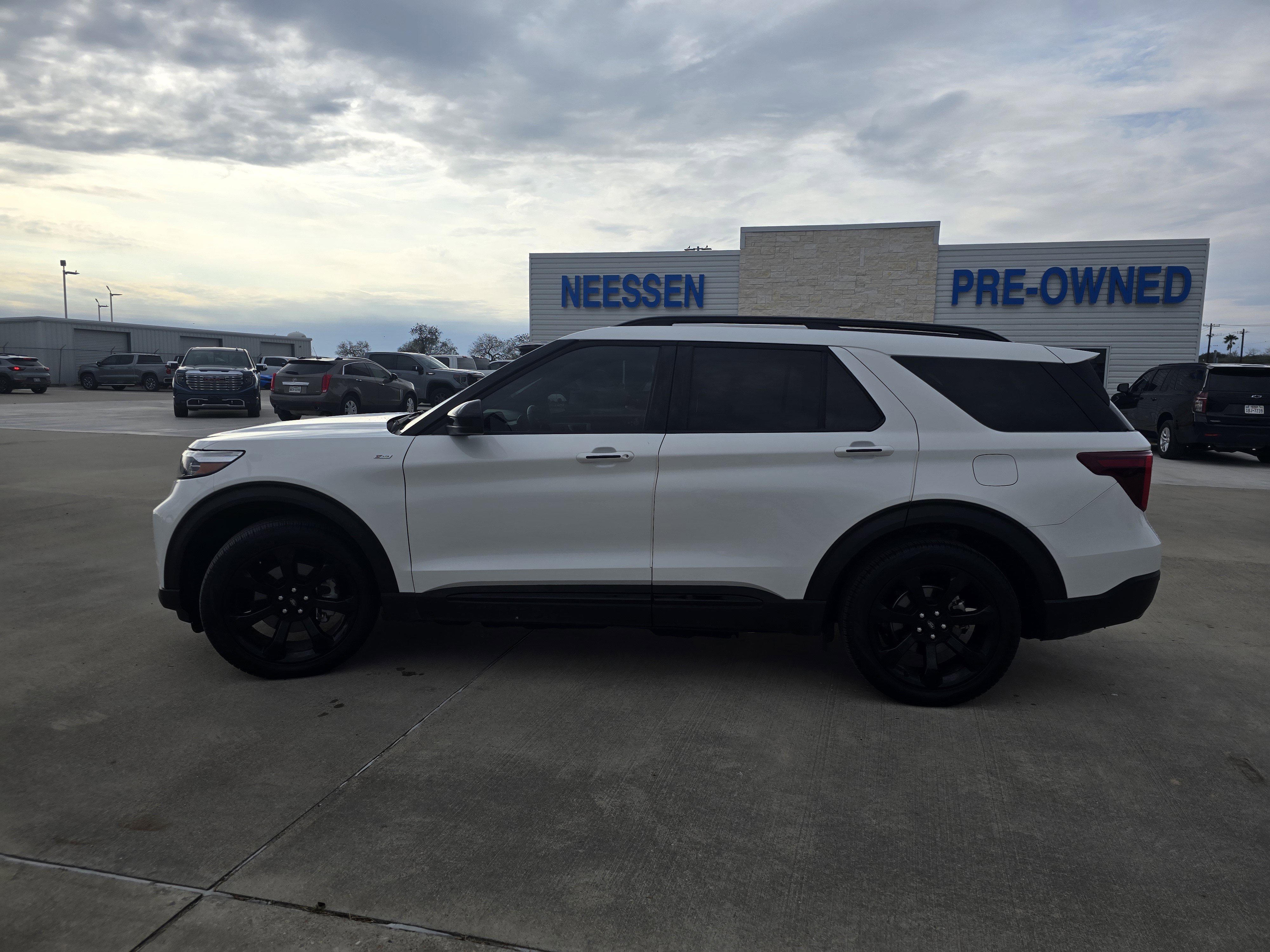 Used 2024 Ford Explorer ST-Line w/ Class IV Trailer Tow Package image 6