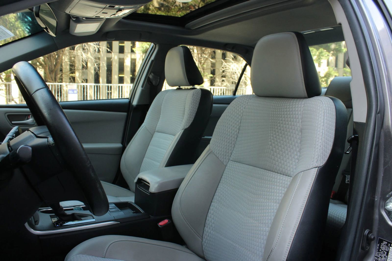 Used 2015 Toyota Camry SE w/ Moonroof Package FWD image 16