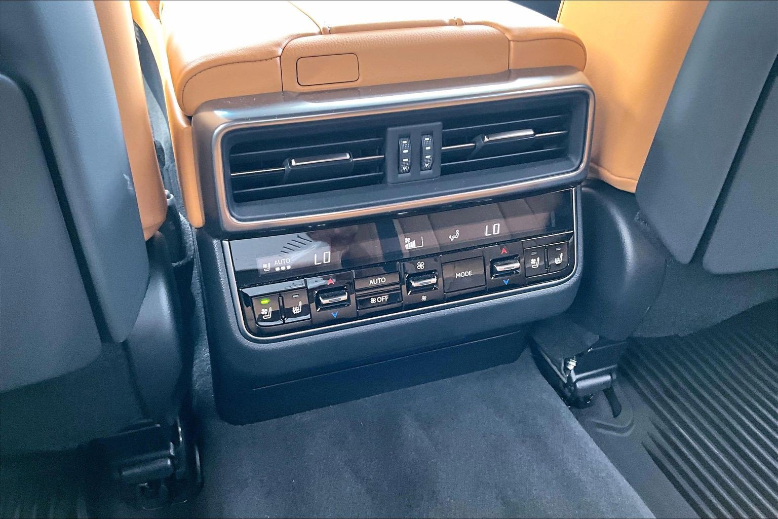 Used 2024 Lexus LX 600 4WD w/ Appearance Package image 33