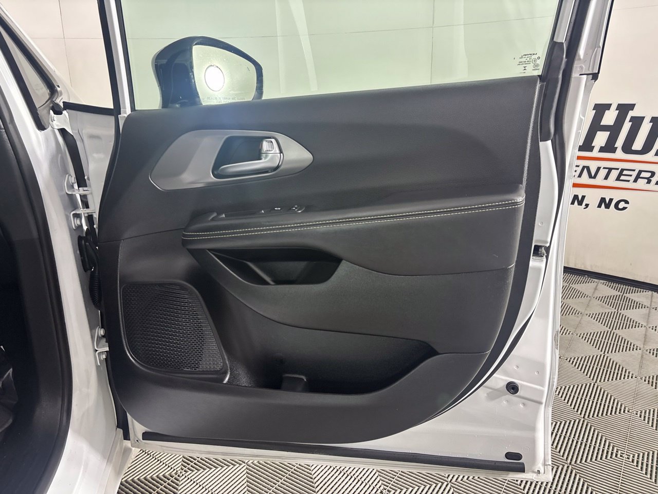Used 2025 Chrysler Pacifica Select FWD image 26