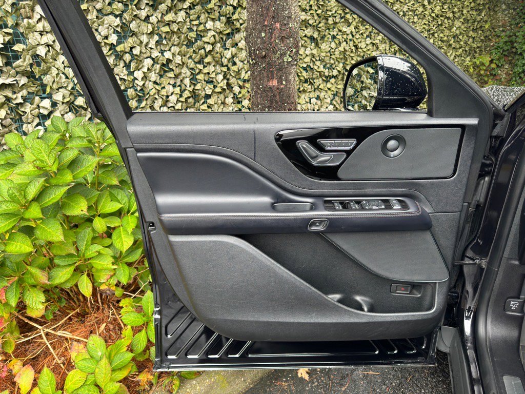 Used 2020 Lincoln Aviator Reserve w/ Equipment Group 201A image 8