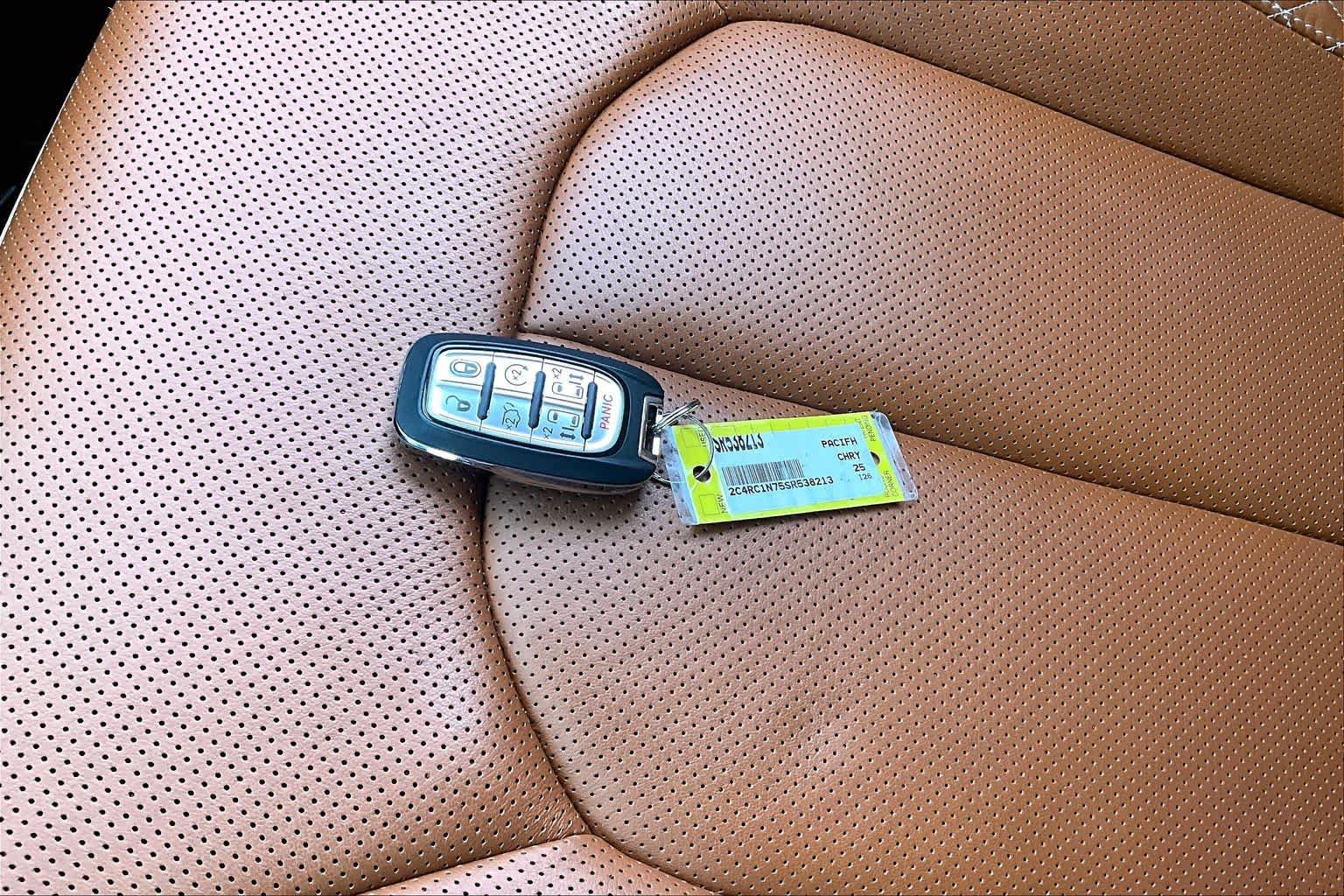 Used 2025 Chrysler Pacifica Pinnacle FWD image 14