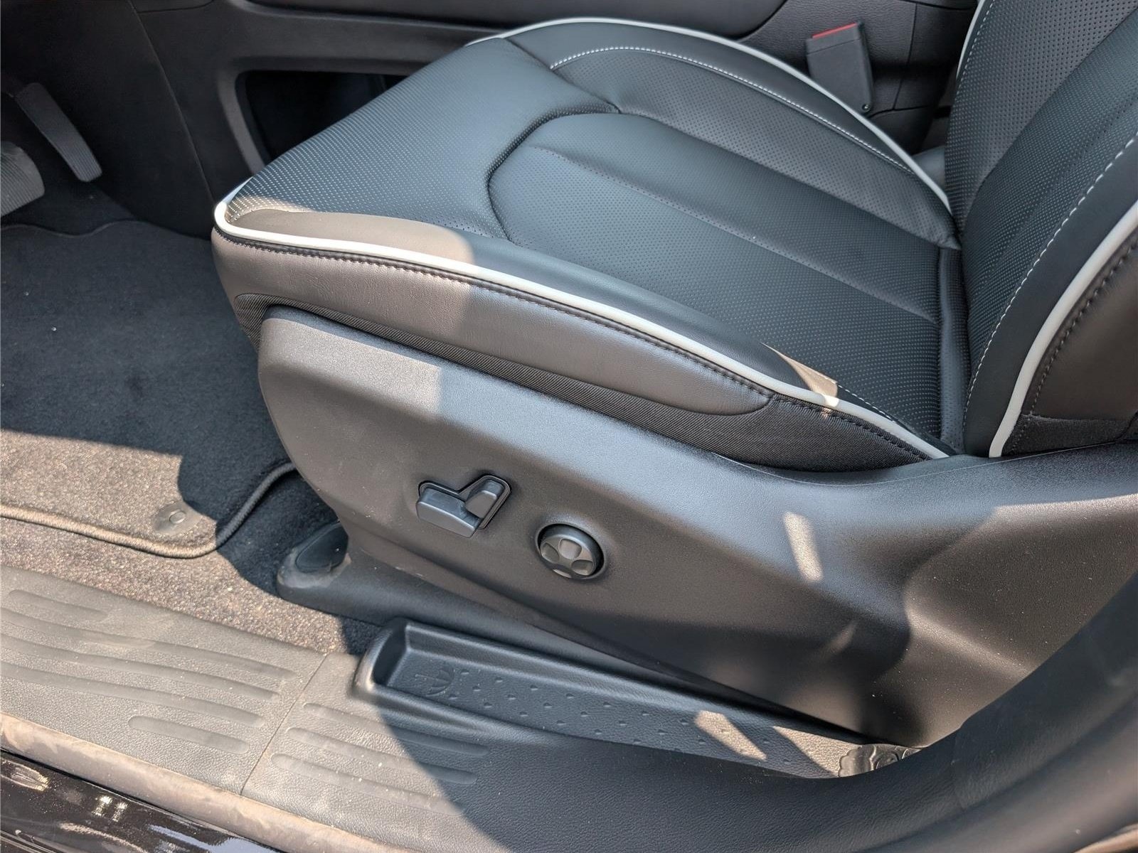 New 2027 Chrysler Pacifica Limited w/ Family Tech Group AWD/4WD image 19