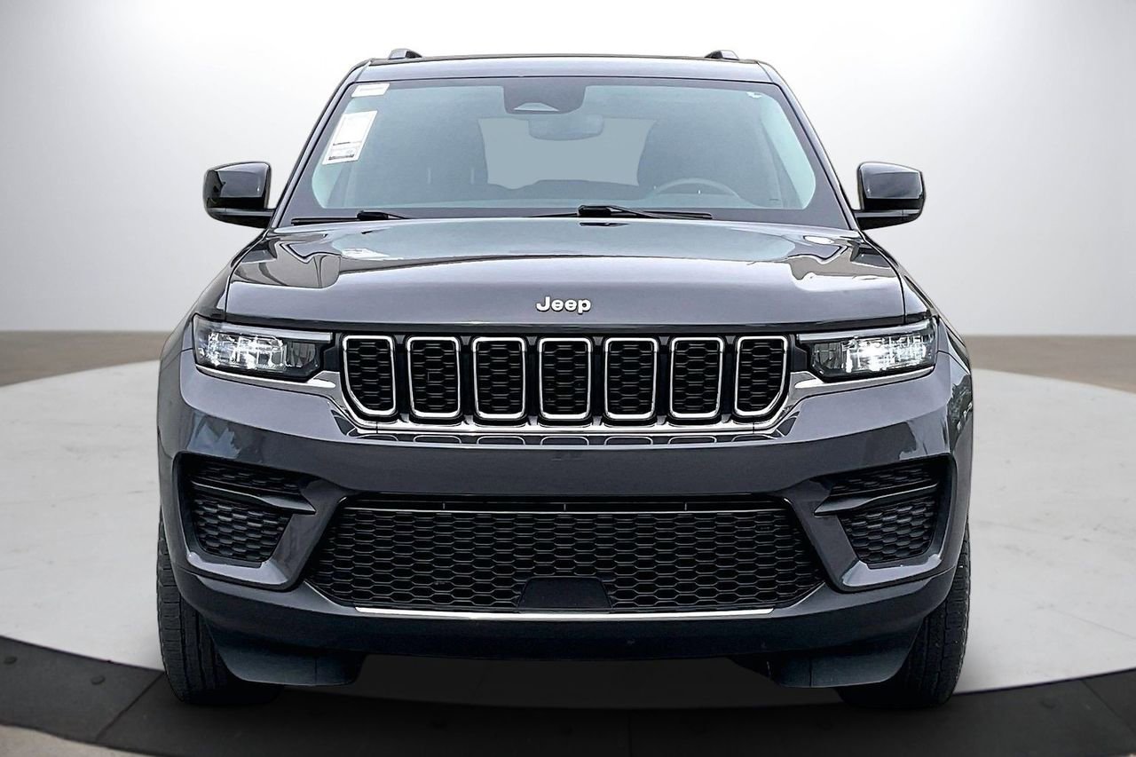 Used 2023 Jeep Grand Cherokee Laredo image 3