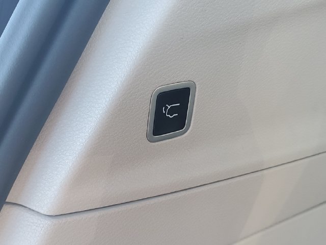 Used 2023 Chrysler Pacifica Touring-L FWD image 8