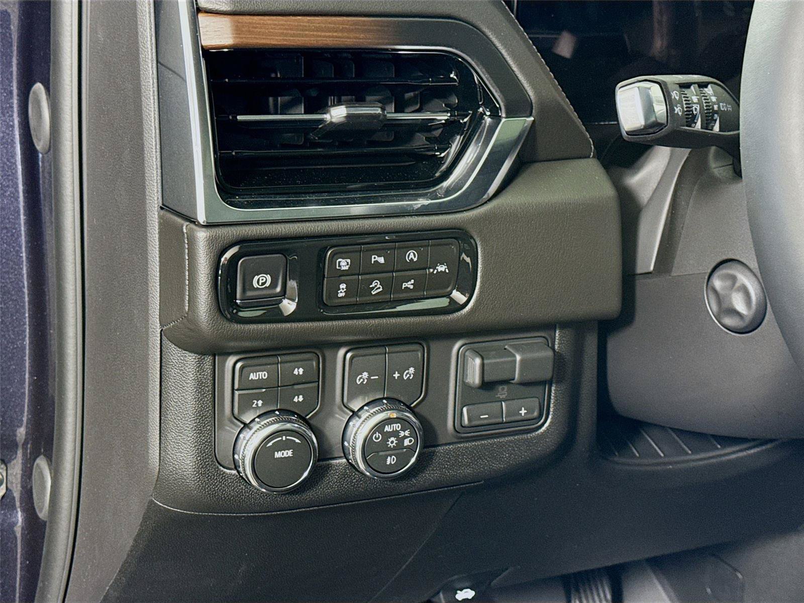 New 2026 GMC Yukon XL Denali w/ Denali Reserve Package AWD/4WD image 4