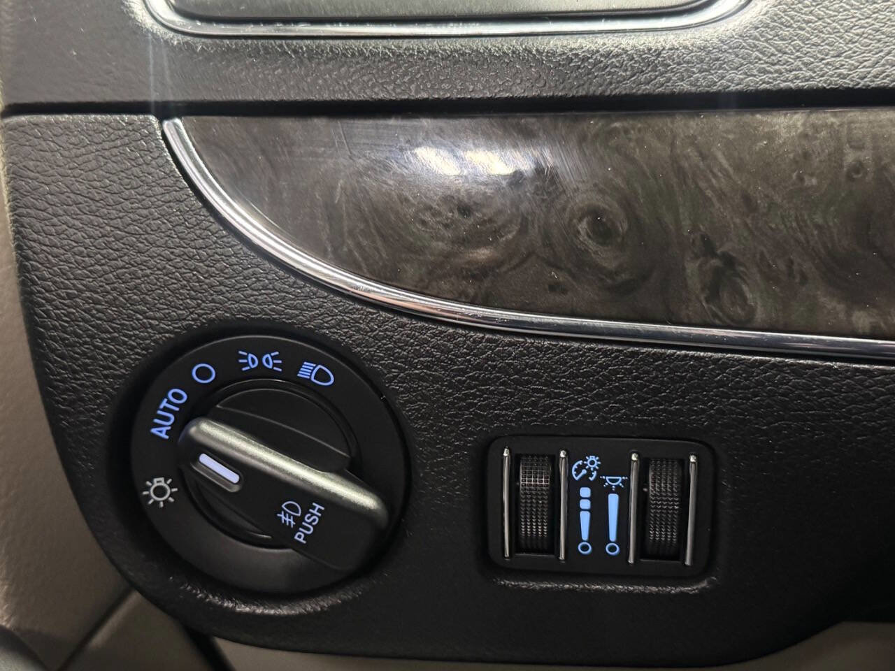 Used 2015 Chrysler Town & Country Touring-L w/ Driver Convenience Group image 31