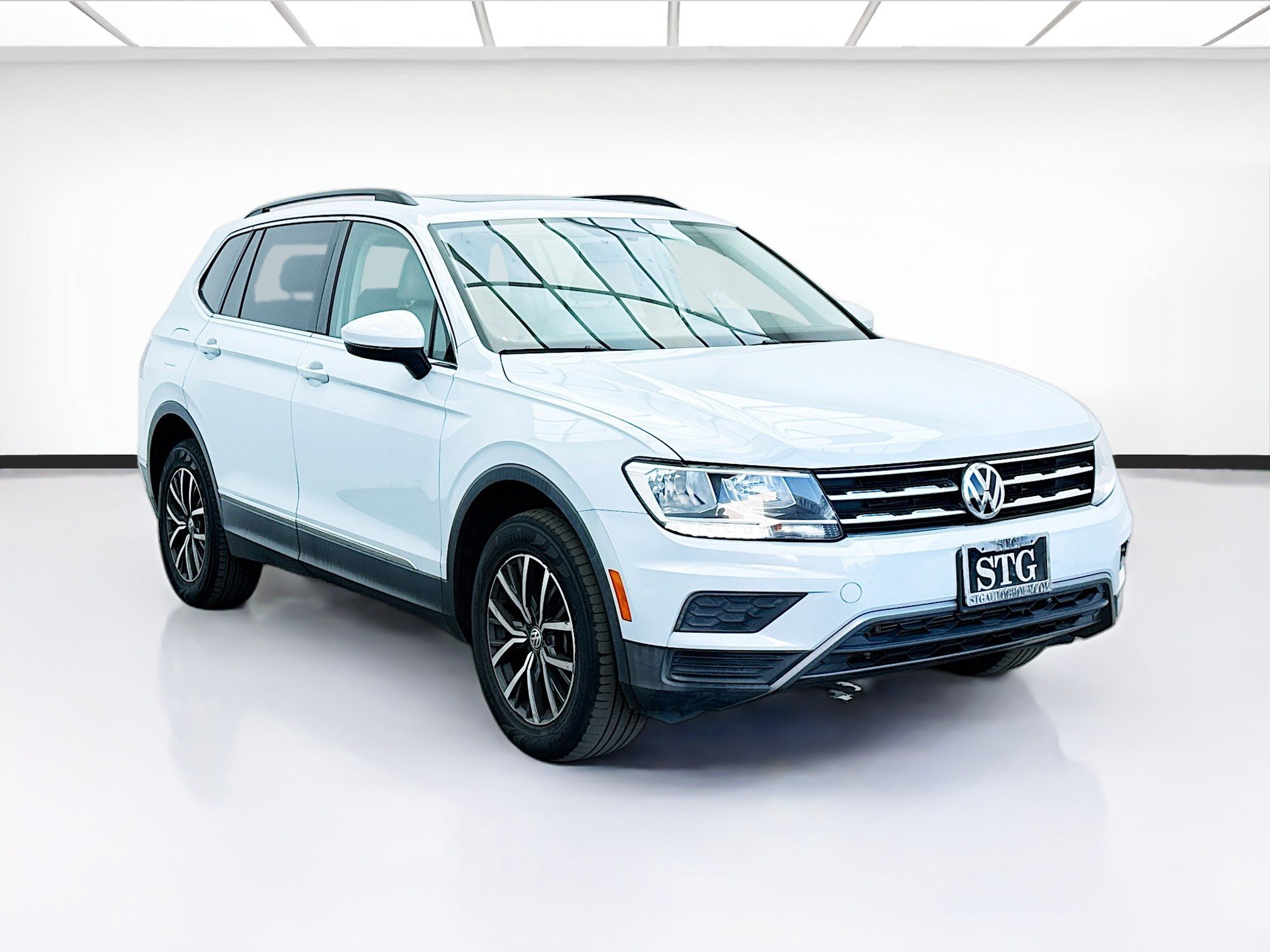 Used 2018 Volkswagen Tiguan SE w/ Panoramic Sunroof Package AWD/4WD image 3