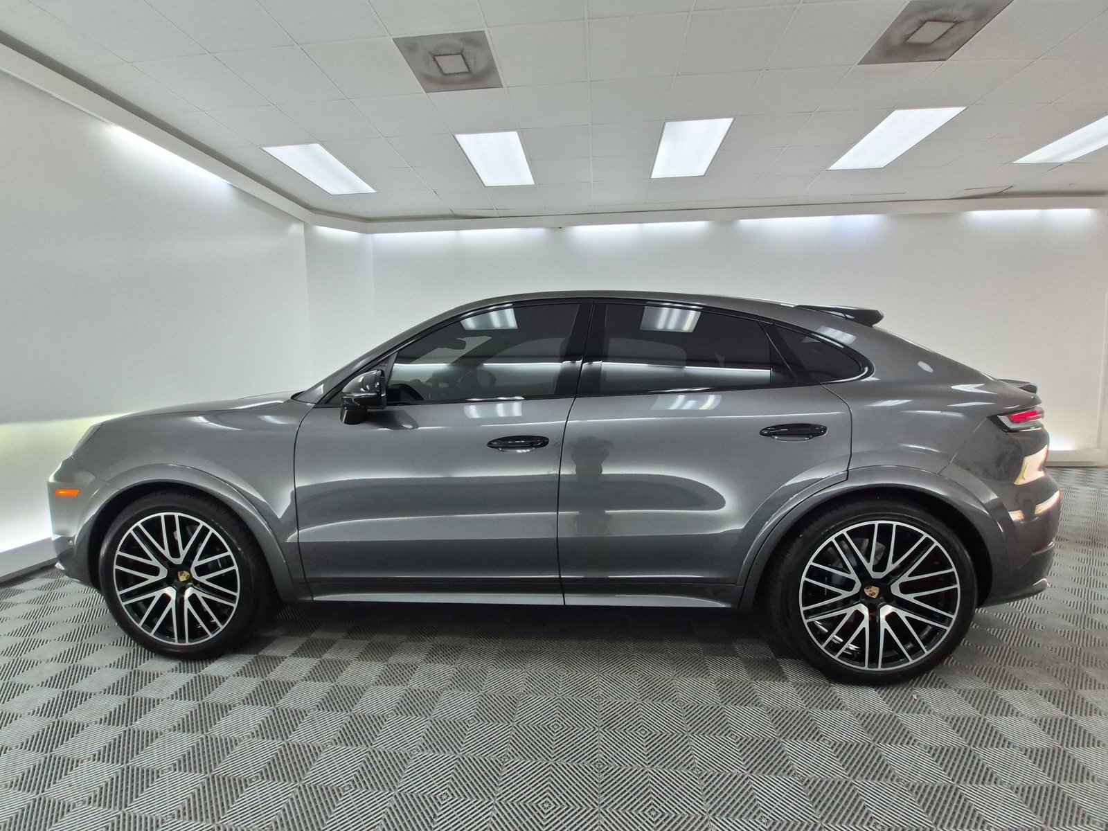 Used 2025 Porsche Cayenne GTS AWD/4WD image 2