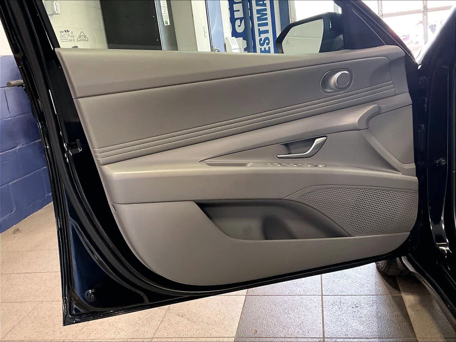 Used 2023 Hyundai Elantra SEL w/ Convenience Package FWD image 9