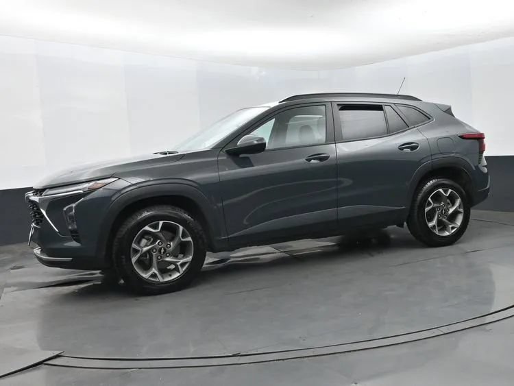 Used 2025 Chevrolet Trax LT FWD image 5